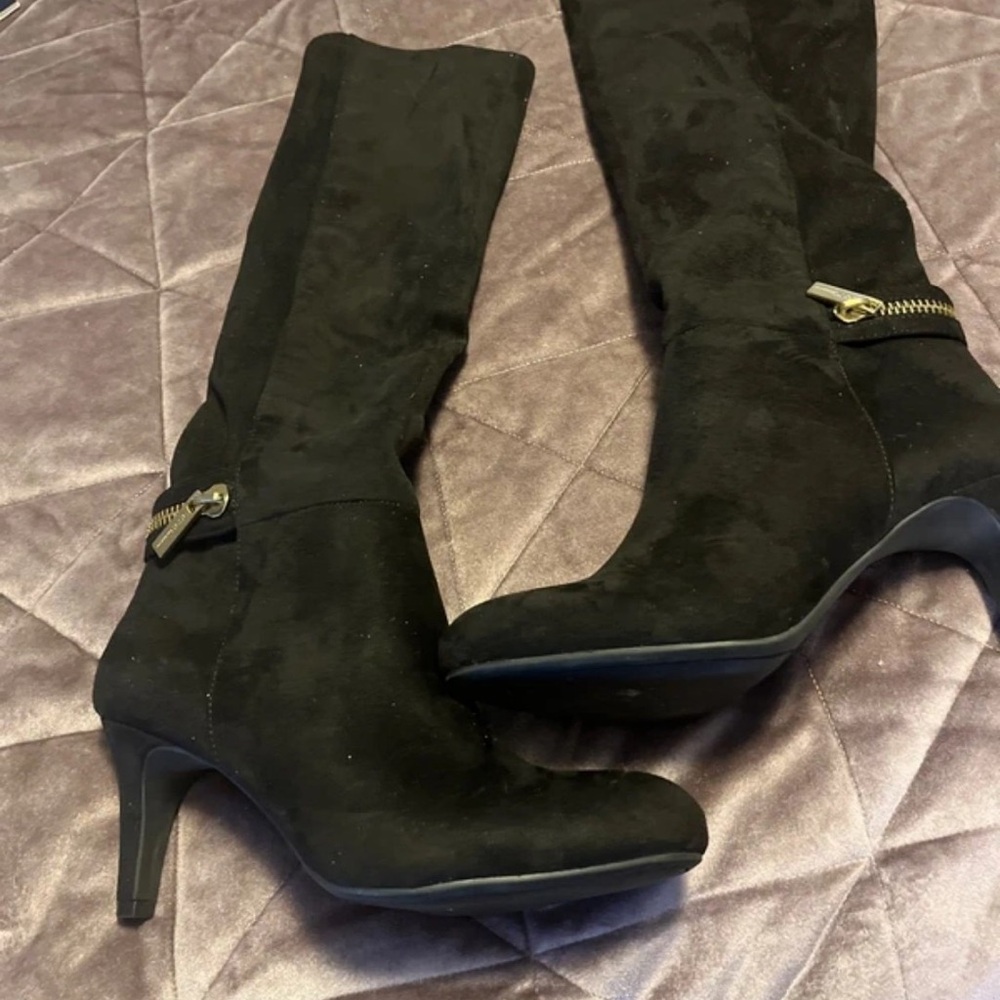Black Knee-High Heeled Boots with Side Zip Accent